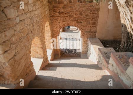 Schatten des Nachmittagslichts treffen auf eine Treppe im antiken Afrika. Stockfoto