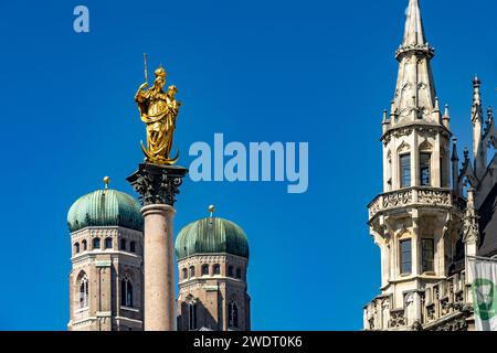 Marienstatue auf der Mariensäule und die Tuerme von Frauenkirche und neuem Rathaus in München, Bayern, Deutschland | Jungfrau Maria auf der Mariensäu Stockfoto