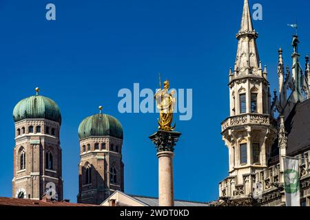 Marienstatue auf der Mariensäule und die Tuerme von Frauenkirche und neuem Rathaus in München, Bayern, Deutschland | Jungfrau Maria auf der Mariensäu Stockfoto