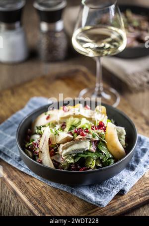 Gesunder Salat mit Ziegenkäse, Salat, Birnen und Granatapfel. Stockfoto