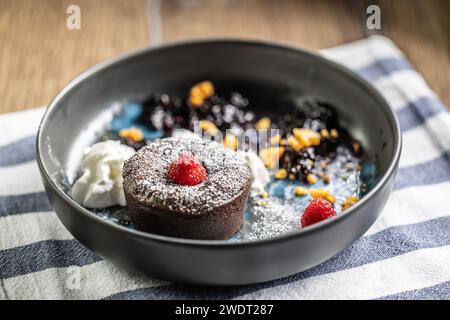 Teller mit Stücken Himbeer-Schokoladen-Brownie auf Teller. Stockfoto