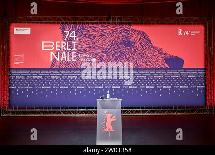 Berlin, Deutschland. Januar 2024. Das Logo der 74. Internationalen Filmfestspiele Berlin bei der Pressekonferenz zur Bekanntgabe des Berlinale-Programms 2024. Quelle: Jens Kalaene/dpa/Alamy Live News Stockfoto