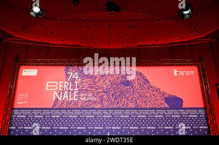 Berlin, Deutschland. Januar 2024. Das Logo der 74. Internationalen Filmfestspiele Berlin bei der Pressekonferenz zur Bekanntgabe des Berlinale-Programms 2024. Quelle: Jens Kalaene/dpa/Alamy Live News Stockfoto