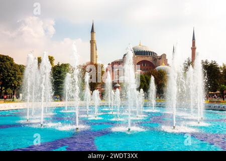 istanbul, türkei - 18. august 2015: hagia sophia Moschee hinter dem Brunnen im Sultan ahmet Park Stockfoto