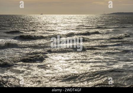 Gorleston-on-Sea, Norfolk, Vereinigtes Königreich. Wellen im Winter Stockfoto