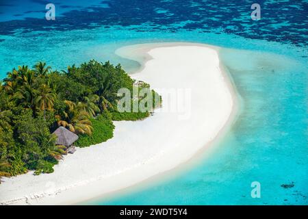 Blick aus der Vogelperspektive auf die tropische Insel mit Lagune, die Malediven, den Indischen Ozean, Asien Stockfoto