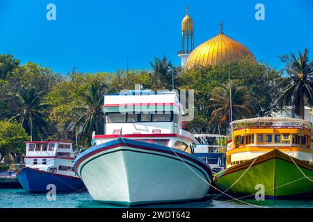 Grand Friday Moschee und traditionelle Fischerboote in der Hauptstadt Male, den Malediven, dem Indischen Ozean, Asien Stockfoto