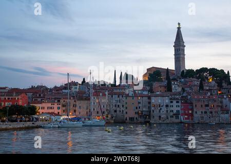 Segelboote und Skyline mit Turm der Kirche St. Euphemia, Altstadt, Rovinj, Kroatien, Europa Stockfoto