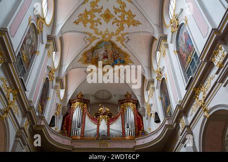 Pfeifenorgel, Deckenfresken, Kirche St. Peter, Altstadt, München, Bayern, Deutschland, Europa Stockfoto