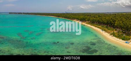 Blick aus der Vogelperspektive auf den Strand und das türkisfarbene Wasser in Le Clos Choisy, Mauritius, Indischer Ozean, Afrika Stockfoto