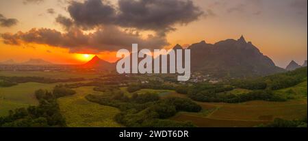 Blick auf den goldenen Sonnenuntergang hinter dem Long Mountain und das Flickenteppich grüner Felder, Mauritius, Indischer Ozean, Afrika Stockfoto