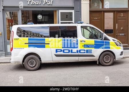 London, Großbritannien – 19. Mai 2023: Custom Ford Transit für die britische Transportpolizei. Metropolitan British Police Car, in London, England, Großbritannien Stockfoto