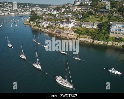 Ein Blick aus der Vogelperspektive auf die Mündung des Dart, mit Kingswear am nächsten, rechts und Dartmouth in der Ferne, Südküste von Devon Stockfoto