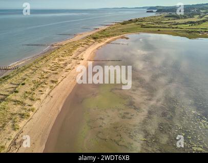 Blick aus der Vogelperspektive auf den Strand und die Dünen von Dawlish Warren, der die Mündung des Flusses exe bewacht und nach Süden entlang der Küste in Richtung Dawlish blickt Stockfoto