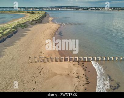 Aus der Vogelperspektive auf die Mündung des Flusses exe, von Dawlish Warren aus gesehen, mit Blick auf die Stadt Exmouth, Devon, England, Großbritannien Stockfoto