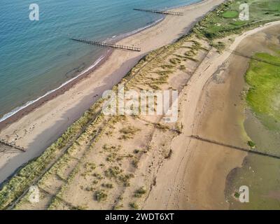 Blick aus der Vogelperspektive auf den Strand und die Dünen von Dawlish Warren, der die Mündung des Flusses exe bewacht und nach Süden entlang der Küste in Richtung Dawlish blickt Stockfoto