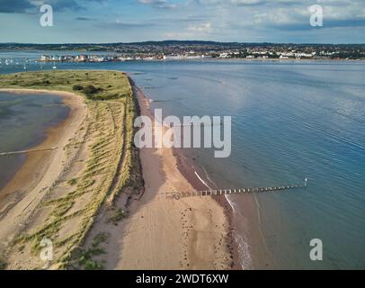 Aus der Vogelperspektive auf die Mündung des Flusses exe, von Dawlish Warren aus gesehen, mit Blick auf die Stadt Exmouth, Devon, England, Großbritannien Stockfoto