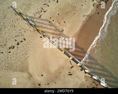 Aus der Vogelperspektive auf einen Groyne am Sandstrand von Dawlish Warren, in der Nähe der Küstenstadt Dawlish, Devon, England, Großbritannien, Europa Stockfoto