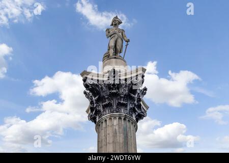 Die Spitze der Nelson's Column am Trafalgar Square mit der Statue von Horatio Nelson auf der Spitze, London, Großbritannien Stockfoto