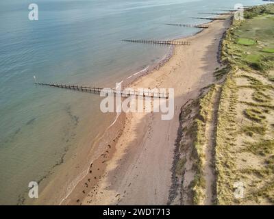 Blick aus der Vogelperspektive auf den Strand und die Dünen von Dawlish Warren, der die Mündung des Flusses exe bewacht und nach Süden entlang der Küste in Richtung Dawlish blickt Stockfoto