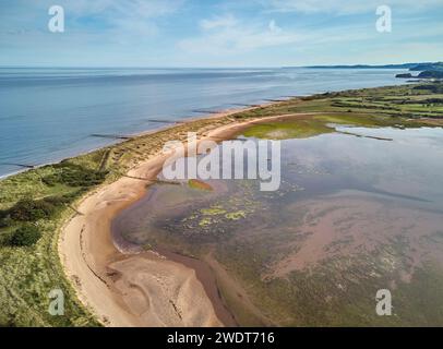 Blick aus der Vogelperspektive auf den Strand und die Dünen von Dawlish Warren, der die Mündung des Flusses exe bewacht und nach Süden entlang der Küste in Richtung Dawlish, Devo, blickt Stockfoto