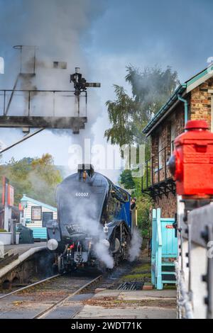 Die Sir Nigel Gresley Dampflokomotive fährt von Grosmont Station auf der North Yorkshire Moors Railway Line in Yorkshire, England Stockfoto