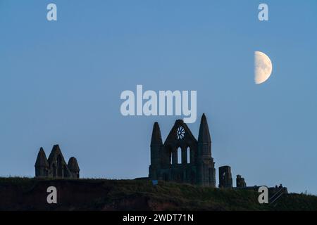 Halbmond, der Mitte Oktober 2023 über Whitby Abbey aufsteigt, North Yorkshire Coast, Whitby, Yorkshire, England, Vereinigtes Königreich, Europa Stockfoto