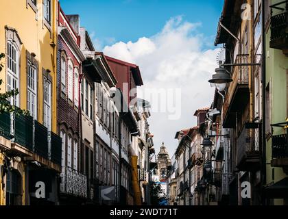 Enge Fußgängerzone im historischen Stadtzentrum mit dem Domturm im Hintergrund, Braga, Minho, Portugal, Europa Stockfoto