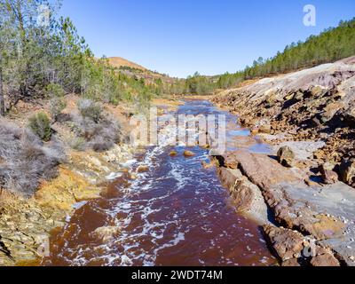 Drohnenansicht des Tinto-Flusses in den Huelva-Bergen. Die rote Färbung hat ihren Ursprung in der Verwitterung von Mineralien, die Schwermetallsulfide enthalten Stockfoto