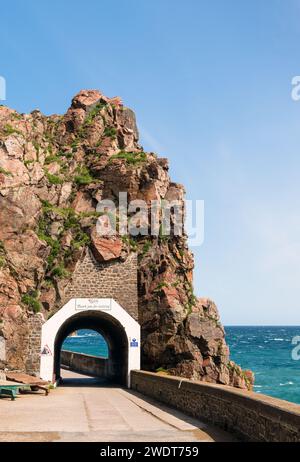 Tunneleingang zum Hafen von Maseline, Insel Sark, Kanalinseln, Europa Stockfoto