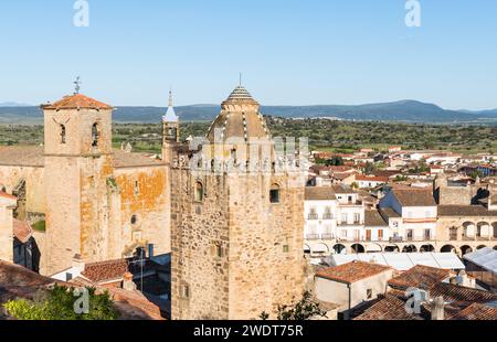 Blick in Richtung Iglesia de San Martin auf der linken Seite und Torre del Alfiler, im Zentrum, Trujillo, Caceres, Extremadura, Spanien, Europa Stockfoto
