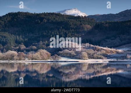 Llyn Dinas und Moel Siabod im Winter, Nant Gwynant, Snowdonia National Park (Eryri), Nordwales, Vereinigtes Königreich, Europa Stockfoto