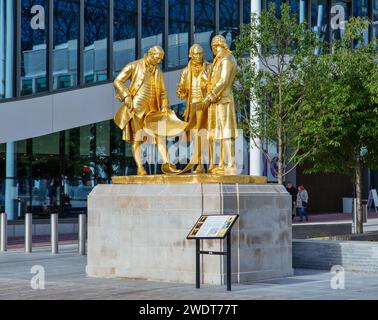 Die Statue von Matthew Boulton, James Watt und William Murdoch, bekannt als die Golden Boys, Centenary Square, Birmingham, West Midlands, England Stockfoto