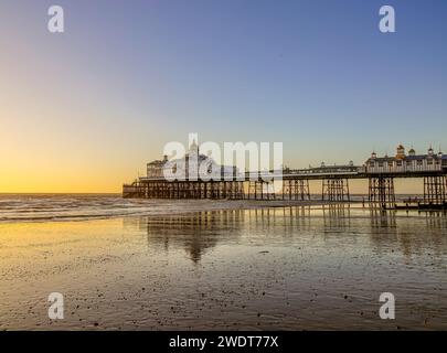 Eastbourne Pier at Sunrise, gebaut in den 1870er Jahren und ein denkmalgeschütztes Gebäude, Eastbourne, East Sussex, England, Vereinigtes Königreich, Europa Stockfoto