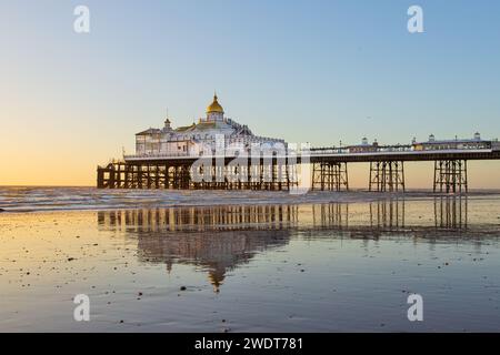 Eastbourne Pier at Sunrise, gebaut in den 1870er Jahren und ein denkmalgeschütztes Gebäude, Eastbourne, East Sussex, England, Vereinigtes Königreich, Europa Stockfoto