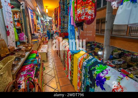 Blick auf helle Textilien und Marktstände im Central Market in Port Louis, Port Louis, Mauritius, Indischer Ozean, Afrika Stockfoto