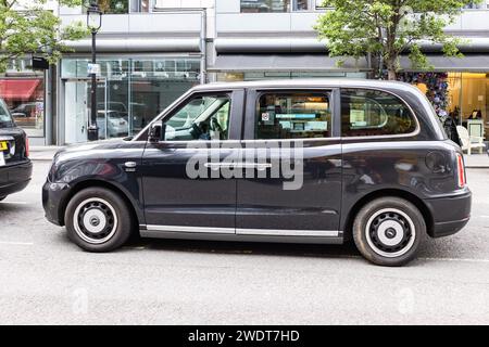 London, Großbritannien - 19. Mai 2023: Traditionelles Londoner Taxi (Black Cab) auf Westminster, London, Großbritannien. Die schwarzen Taxis sind eines der weltberühmten Sym Stockfoto