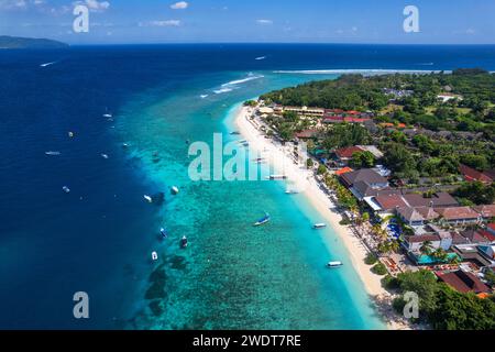 Blick aus der Vogelperspektive auf Gili Trawangan Beach mit Booten im Meer, Gili Trawangan, Gili Islands Archipel, Lombok, West Nusa Tenggara Stockfoto