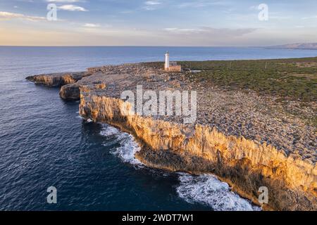 Morgenblick auf den weißen Leuchtturm von Capo Murro di Porco auf der Halbinsel Maddalena, Plemmirio Marine Park, Ionisches Meer Stockfoto