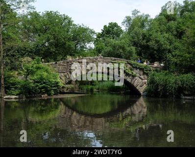 Blick auf den Teich, eines von sieben Wasserkörpern im Central Park in der Nähe des Grand Army Plaza, gegenüber dem Central Park südlich vom Plaza Hotel, New York Stockfoto