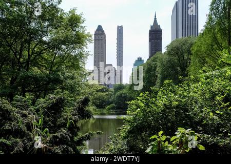 Blick auf die Stadtlandschaft von Manhattan vom Teich aus, einem von sieben Wasserkörpern im Central Park in der Nähe des Grand Army Plaza Stockfoto