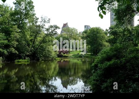 Blick auf den Teich, eines von sieben Wasserkörpern im Central Park in der Nähe des Grand Army Plaza, gegenüber dem Central Park südlich vom Plaza Hotel Stockfoto