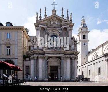 Blick auf Santa Cristina, eine barocke römisch-katholische Kirche, die die angrenzende Kirche San Carlo widerspiegelt und auf die Piazza San Carlo in Turin blickt Stockfoto