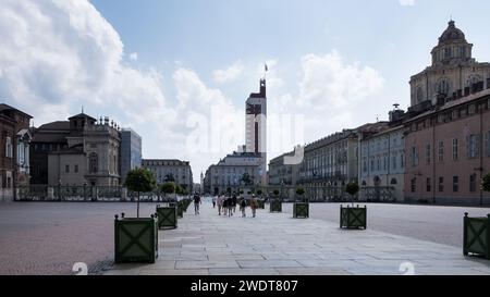 Blick auf die Via Roma, mit dem Torre Littoria im Hintergrund, von der Piazza Castello Stockfoto