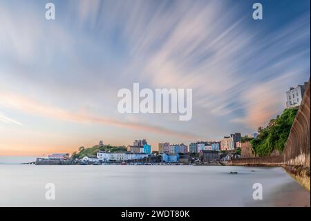 Sonnenaufgang über Tenbys Hafen an einem ruhigen Sommermorgen, ein Urlaubsziel an der Südküste von Wales, Tenby, Pembrokeshire, Wales, Großbritannien Stockfoto