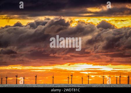 Blick auf den Sonnenuntergang von Walney Island über die irische DEA in Richtung der entfernten Walney Offshore Wind Farm, Cumbrian Coast, Cumbria, England, Großbritannien Stockfoto