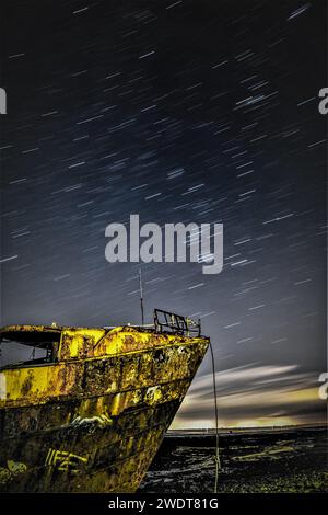 Sternenpfade über dem verfallenen Trawler Vita Nova, von der Cumbrian Coast, Furness Peninsula, Cumbria, England, Vereinigtes Königreich, Europa Stockfoto