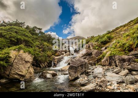 Blick in Richtung Church Beck, das das Coppermines Valley hinunter ins Coniston Water führt, Lake District National Park, UNESCO-Weltkulturerbe, Cumbria Stockfoto