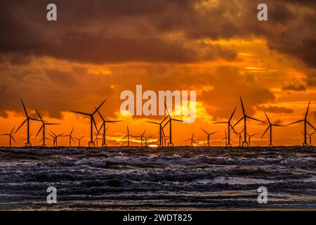 Blick auf den Sonnenuntergang über die Irische See in Richtung des entfernten Walney Offshore Windparks, Walney Island, Cumbrian Coast, Cumbria, England, Vereinigtes Königreich, Europa Stockfoto