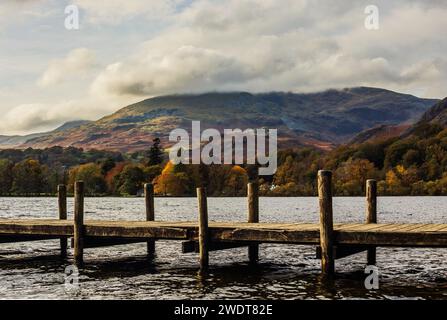 Blick über Coniston Water im Herbst in Richtung Coniston Old man, Lake District National Park, UNESCO-Weltkulturerbe, Cumbria, England Stockfoto